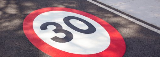 © 30-Kilometer-Stunden-Geschwindigkeitsbegrenzung auf der Straße - formatoriginal Tempo 30 auf Hauptverkehrsstraßen? Initiative gewinnt immer mehr Unterstützer
