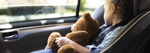 © A little girl in a car seat - Rawpixel Unterlage für den Kindersitz - Das ist zu beachten