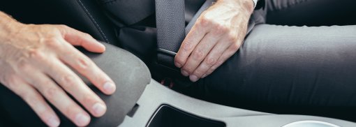 © A man in a business suit fastens a car seat belt photo close up - voronaman111 Die richtige Sitzposition im Auto