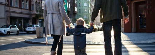 © Eine Rückansicht von kleinen Kleinkind-Jungen mit Eltern überqueren eine Straße im Freien in der Stadt. - halfpoint Verkehrsregeln für Fußgänger