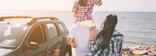 © Happy family standing near a car on the beach - estradaanton Datei-Nr.: 188373903 Lange Autoreisen - Pausen machen ist wichtig!
