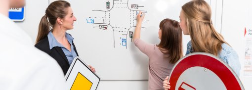 © Learner in driving lessons theory - Kzenon Datei-Nr.: 253256734 Worauf Sie bei der Auswahl der Fahrschule achten sollten