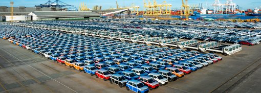 © Luftaufnahme vieler Neuwagen für Import- und Exportversand per Schiff, Smart-Autohaus im Autohaus - Bluesandisland Ein Auto aus den USA importieren