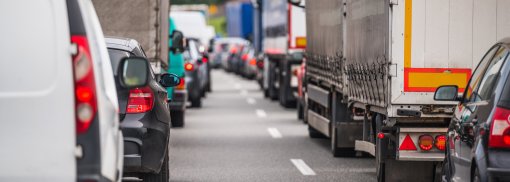© Nachmittag Stadt pendeln Schwerverkehr - duallogic Ferienzeit ist Stauzeit