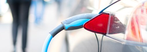 © Ein Elektroauto wird aufgeladen - michelangeloop Elektroautos: Strom aus der Straße