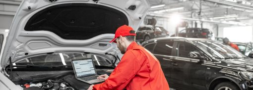 © Automechaniker machen Diagnosen mit Laptop - RossHelen Ab 2024: Blackbox wird zur Pflicht im Auto