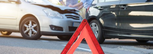 © Two men reporting a car crash for insurance claim #166969870 | Urheber: Paolese Unfallgefahr: Hier sollten Sie besonders vorsichtig sein