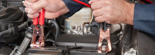 © Batteriekabel - joebelanger Starhilfe geben - So machen Sie keine Fehler beim Überbrücken