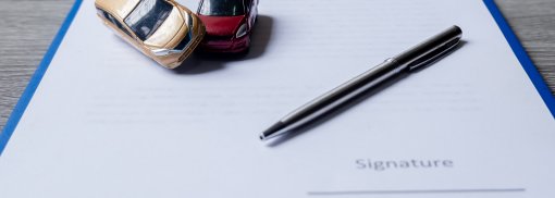 © Auto und Stift auf Versicherungsdokumenten. Kfz-Versicherungs-Konzept - orathaim164 Tipps zum Wechsel der Kfz-Versicherung
