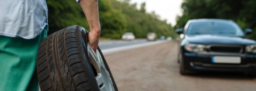 © Autopannung, Mann stellt den Ersatzreifen - NomadSoul1 Wie sicher ist ein Notrad?