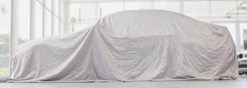 © Auto in der Garage mit Stoff bedeckt - imagesourcecurated Auto Neuheiten 2025