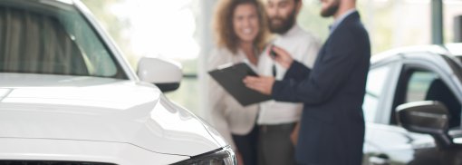 © Autohändler diskutieren Kauf von Auto mit Kunden - serhiibobyk Flexibel und sorgenfrei unterwegs: Wie Auto Abos funktionieren