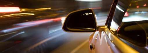 © Car light trail while driving in the coty by night - sam741002 Wissenswertes zu Kurven- und Abbiegelicht