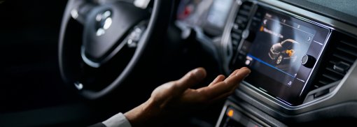 © Mann untersucht das Multimediasystem eines Luxusautos untersucht - serhiibobyk Datensammlung moderner Autos