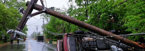 © Auto umgekippt nach Unfall mit Crash elektrischen Pol nach einem schweren Sturm - twenty20photos Wer zahlt bei Sturmschäden am Fahrzeug?