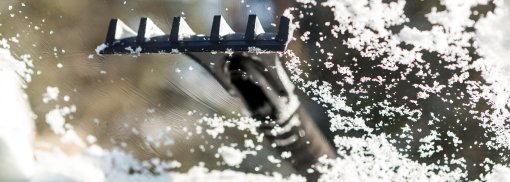 © Car window in snow - nikkolia Frostschutz - Das Auto winterfest machen