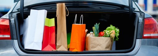 © Car with cardboard bags in opened trunk - NomadSoul1 Wann ist ein Auto ein Viertürer und wann ein Fünftürer?