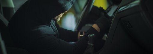 © Kaukasischer Autodieb in Aktion - duallogic Diese Autos wurden 2019 am meisten gestohlen