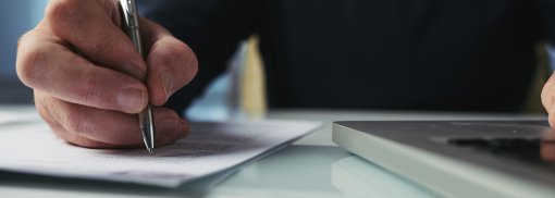 © Checking contract - DragonImages Wie sich ihre Adresse auf die Kfz-Steuer auswirkt