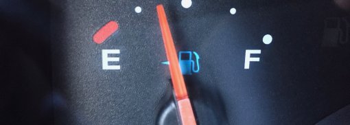© Überprüfung der Gasanzeige. Vor einem Roadtrip-Abenteuer! Ich brauche mehr Benzin! - twenty20photos Spritverbrauch - Die Kosten hoher Geschwindigkeit