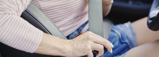 © Nahaufnahme der Frau Befestigung Sicherheitsgurt - gpointstudio Anschnallpflicht - Regelung und Ausnahmen
