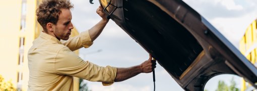 © Nahaufnahme Porträt, junger Mann, der Probleme mit kaputtem Auto hat... - SkloStudio Potenzielle Ursachen für Ruckeln beim Fahren