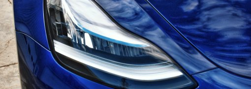 © Nahaufnahme eines Blauen Tesla - twenty20photos Grünes Licht für Teslafabrik
