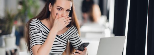 © Nahaufnahme Porträt ängstlich Angst junge Mädchen Blick auf Telefon sehen schlechte Nachrichten - romankosolapov Wie man Lockangebote beim Onlinehandel erkennt
