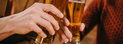 © abgeschnittene Ansicht von Männern, die mit Biergläsern anstoßen - LightFieldStudios Alkoholtestvorrichtung ab 2024 in jedem Neuwagen
