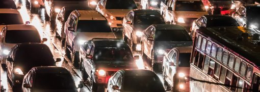 © Crowded car in the bad traffic night in Bangkok - chat9780 Wie ein Stau entsteht