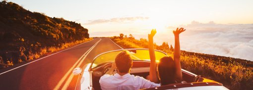 © Fahren in den Sonnenuntergang - EpicStockMedia Der Unterschied zwischen einem Roadster und einem Cabriolet