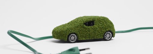 © Ökologisches Elektroauto auf weißem Hintergrund - gpointstudio Der Pkw der Zukunft: Was erwartet den Autofahrer?