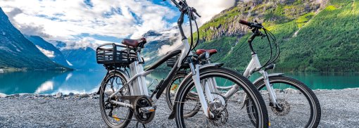 © Elektro-Fahrrad auf dem Hintergrund der Natur Norwegen - cookelma E-Bikes: Häufige Fragen und Anworten