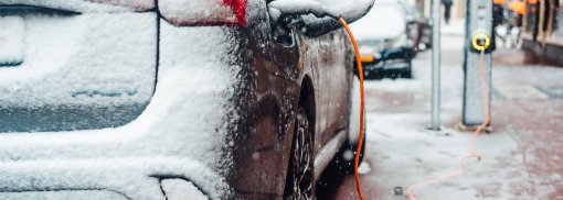 © Elektro-Kfz-Stecker Aufladen im Winter - simbiothy Elektroautos im Winter: Herausforderungen und Lösungen