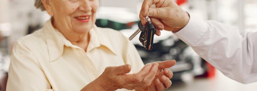 © Elegantes altes Paar in einem Autosalon - prostooleh Autofahren im fortgeschrittenen Alter