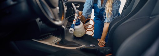 © Female Waschanlage reinigt Autoinnenraum, Autowäsche - NomadSoul1 So werden Sie unangenehme Gerüche im Auto los