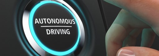© Button Autonomous Driving - hand #133443971 | Urheber: bht2000 Autonomes Fahren - Wann überholt Künstliche Intelligenz den Menschen?