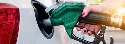 © fuel gas right #156342893 | Urheber: rcfotostock Ist tanken im Ausland günstiger?