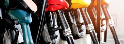 © Tankstelle Zapfhähne - kittisak Spritpreise in Europa - Das kostet tanken im Ausland