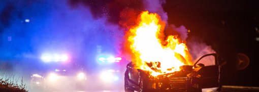 © Car on fire at night #213114599 | Urheber: PhotoSpirit Sollte in jedem Fahrzeug ein Feuerlöscher vorhanden sein?