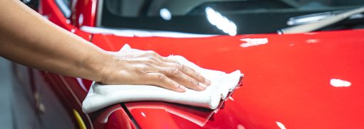 © car detailing - microfiber #213561033 | Urheber: Witthaya Tipps zu Hausmitteln für die Fahrzeugpflege