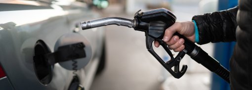 © Zapfpistole füllt Auto mit Kraftstoff - Pasanheco E-Autos vs. Verbrenner - Rechnet sich der Umstieg aufs Elektroauto?