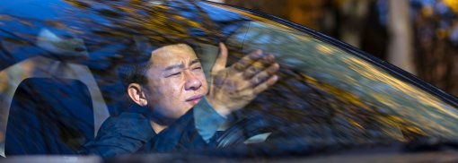 © Furious angry asian man standing in a traffic jam beeps and hurries. Sitting in the car. - voronaman111 Obszöne Gesten im Straßenverkehr