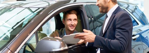 © Happy Young Man Choosing New Car - seventyfourimages Führt der geringe Absatz zu mehr Rabatten beim Autokauf?
