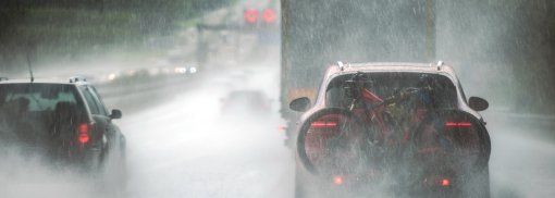 © Starker Regen Autobahnverkehr - duallogic Abstandsregeln - Vorschriften und Verstöße