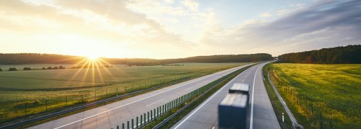 © Autobahn bei schönem Sonnenaufgang - Chalabala Wann ist eigentlich das Befahren des Seitenstreifens erlaubt?