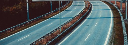 © Autobahn. Straße - EwaStudio Richtgeschwindigkeit - Wie schnell muss ich fahren?