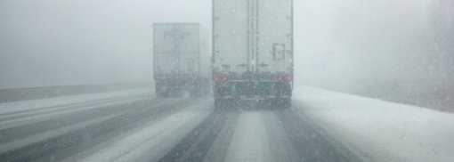 © Lauf weiter! Lkw transportieren Güter auf gefährlichen Winterstraßen - twenty20photos Wie sich Autofahrer vor herbafallenden Eisplatten vom LKW schützen können