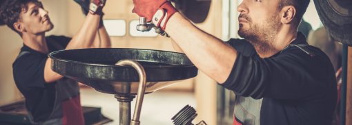 © Nejron / EnvatoElements Ölwechsel am Auto: Häufigkeit, Eigeninitiative und wichtige Aspekte