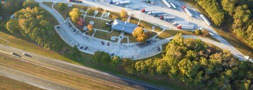 © Großer Truckstop mit Rastplatz in der Nähe der stark befahrenen Autobahn - bilanol ADAC-Rastanlagentest 2023